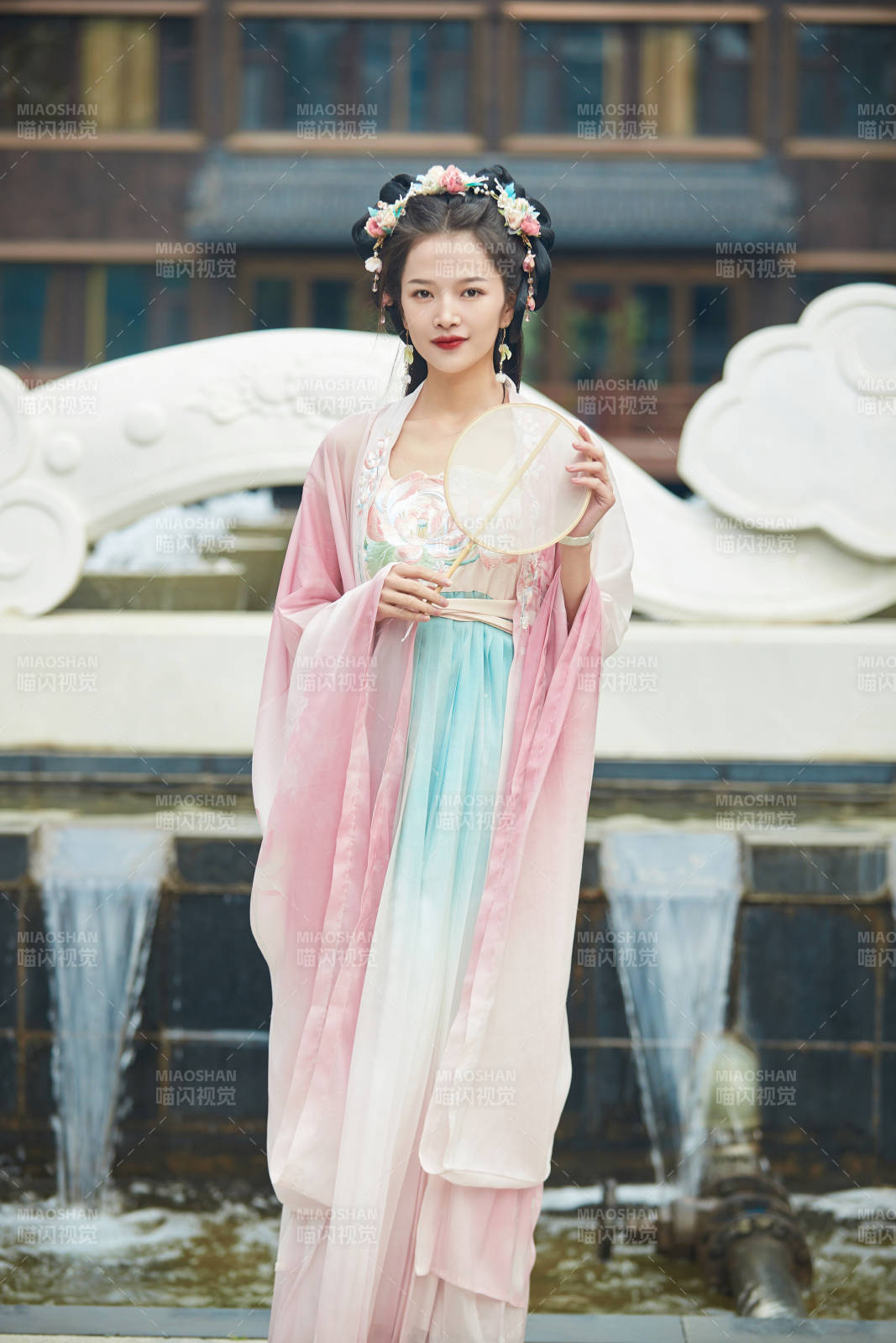 穿着汉服在古城拍照的东方美女图片