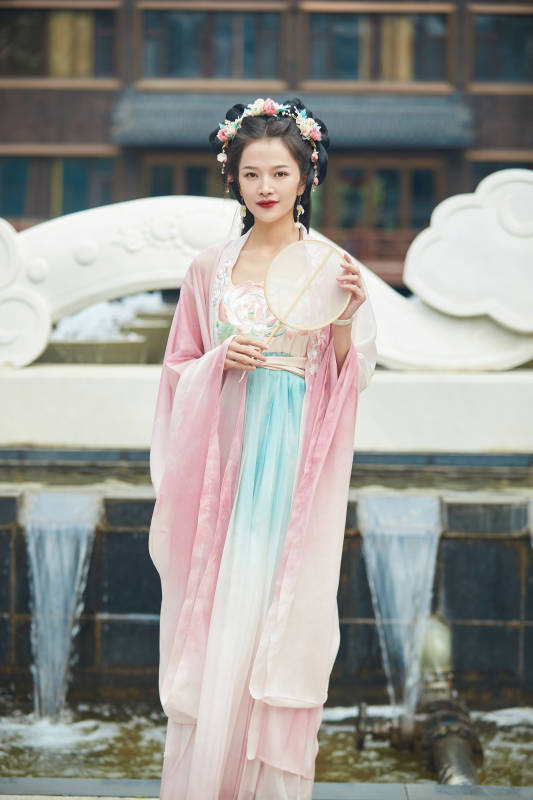 穿着汉服在古城拍照的东方美女图片