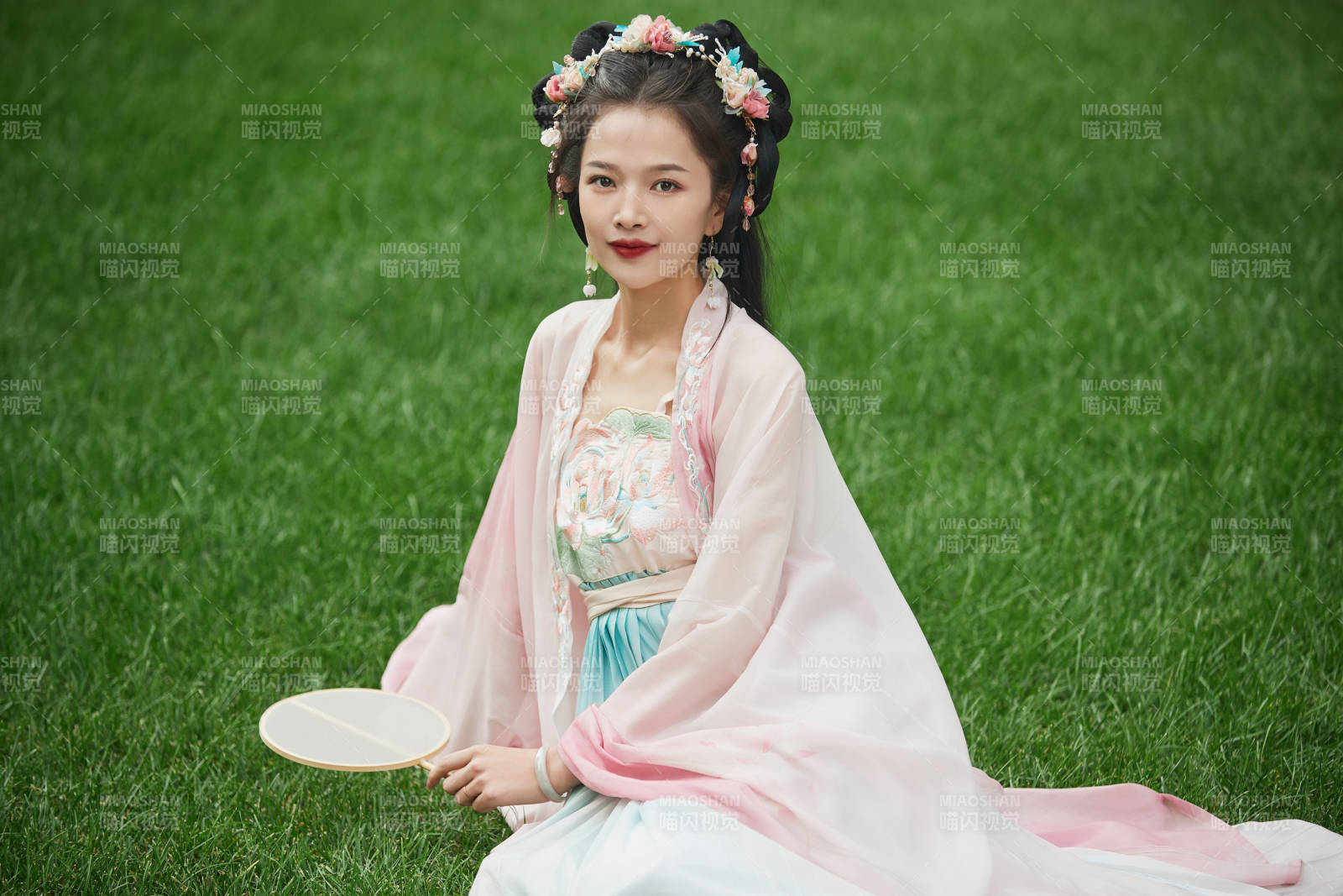 穿着汉服在古城拍照的东方美女图片