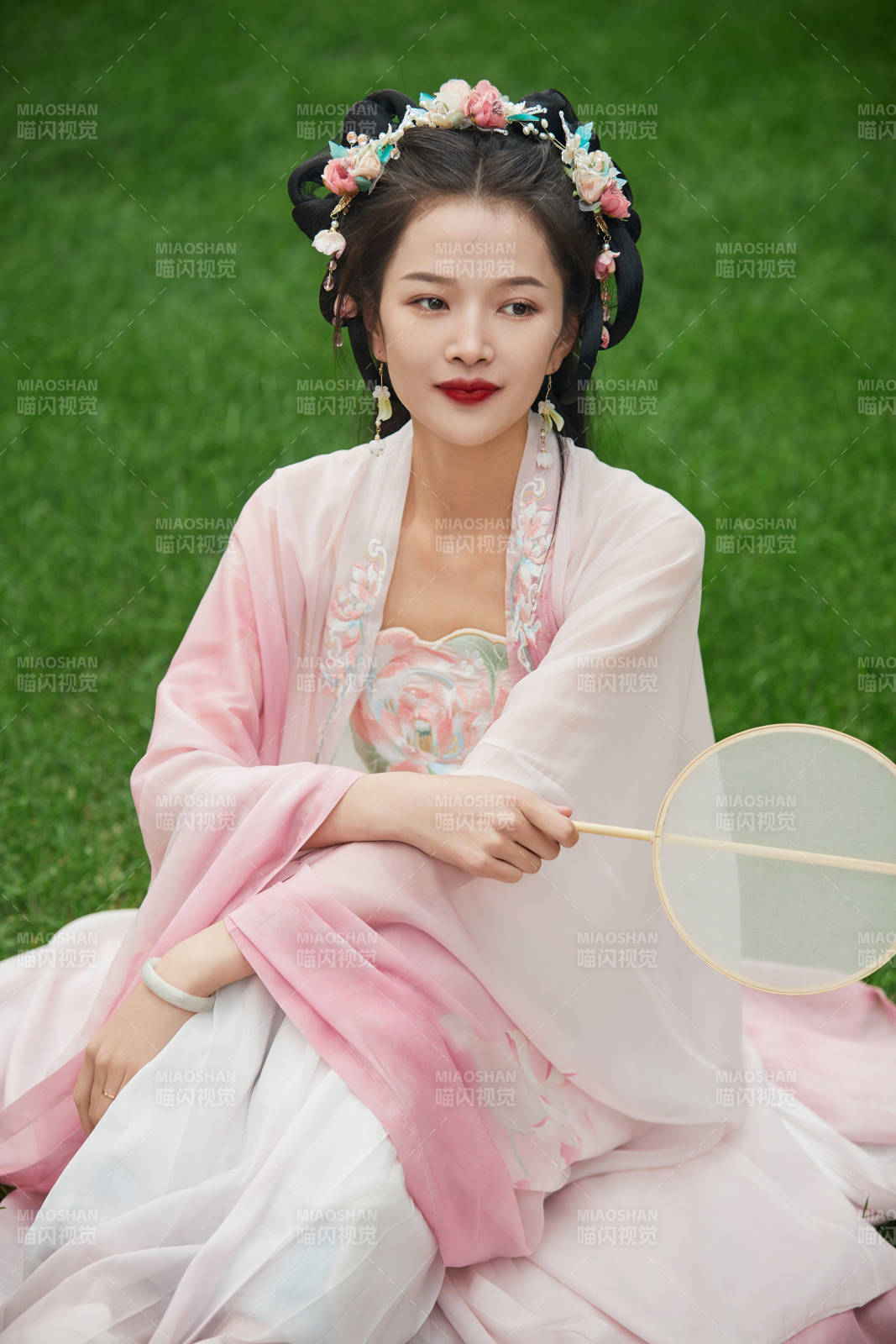 穿着汉服在古城拍照的东方美女图片