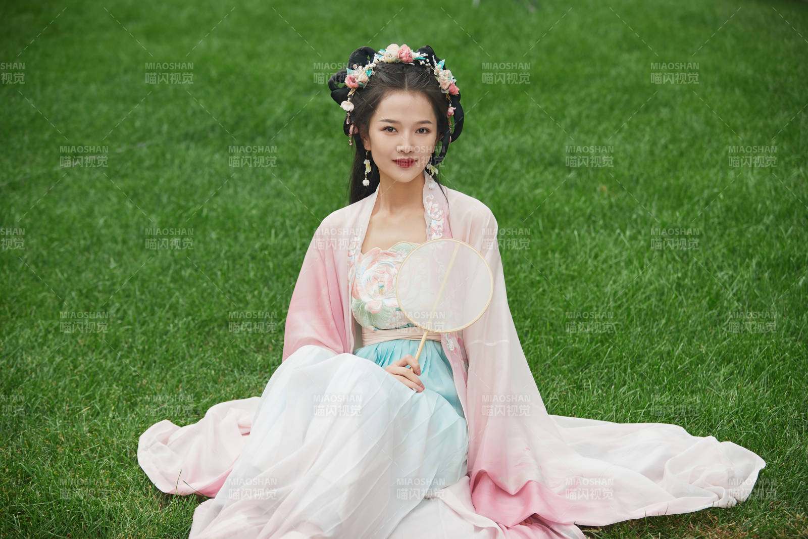 穿着汉服在古城拍照的东方美女图片