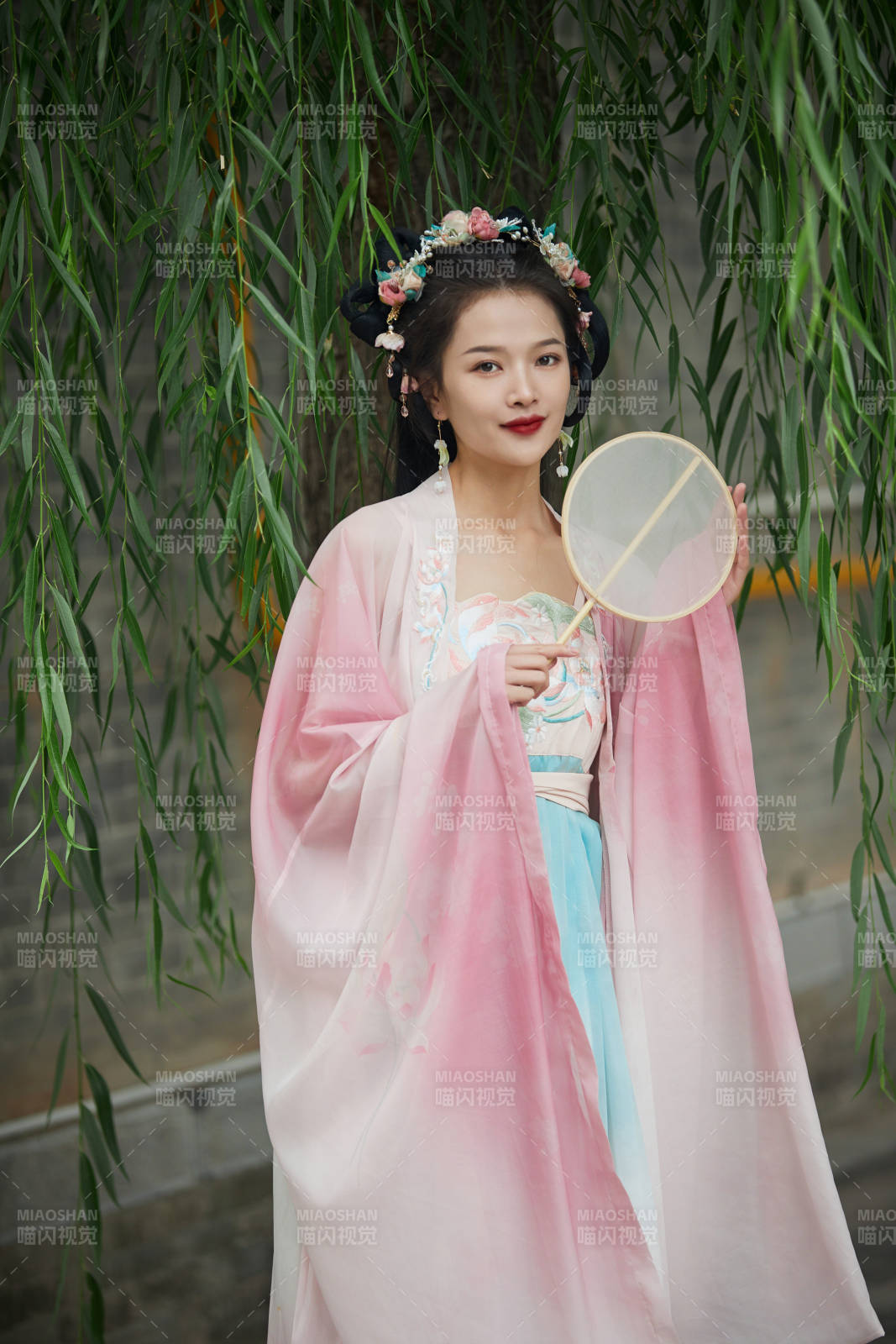 穿着汉服在古城拍照的东方美女图片