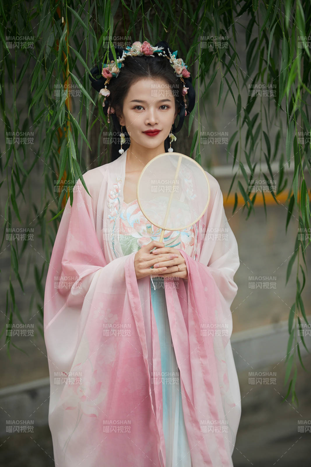 穿着汉服在古城拍照的东方美女图片