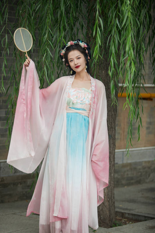 穿着汉服在古城拍照的东方美女图片