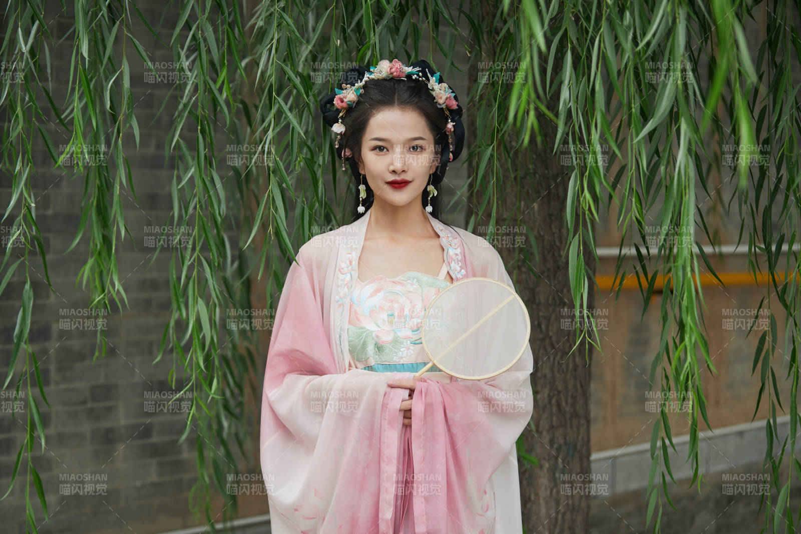 穿着汉服在古城拍照的东方美女图片