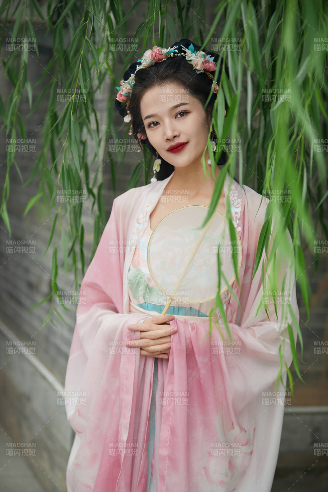 穿着汉服在古城拍照的东方美女图片