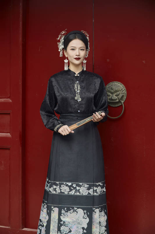 穿着中国汉族服饰马面裙的东方女性图片