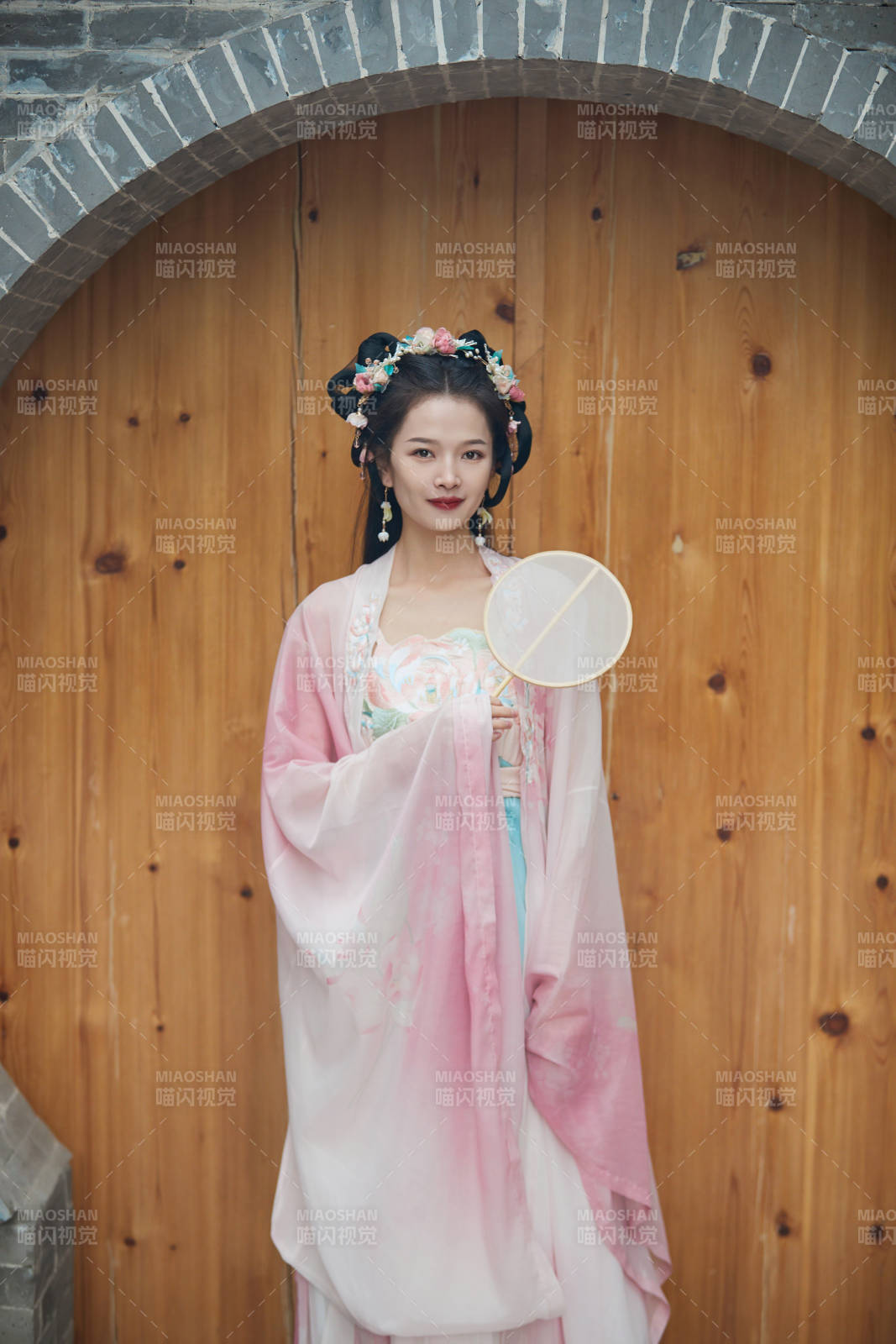 穿着汉服在古城拍照的东方美女图片