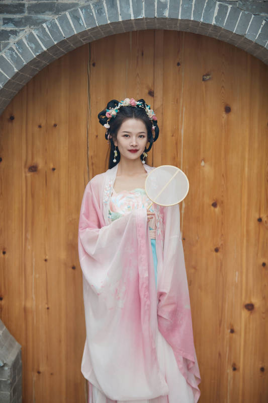 穿着汉服在古城拍照的东方美女图片