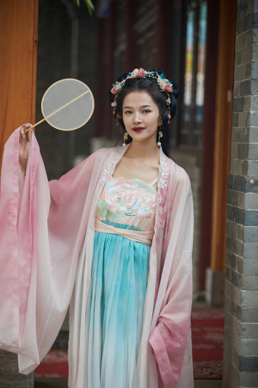 穿着汉服在古城拍照的东方美女图片