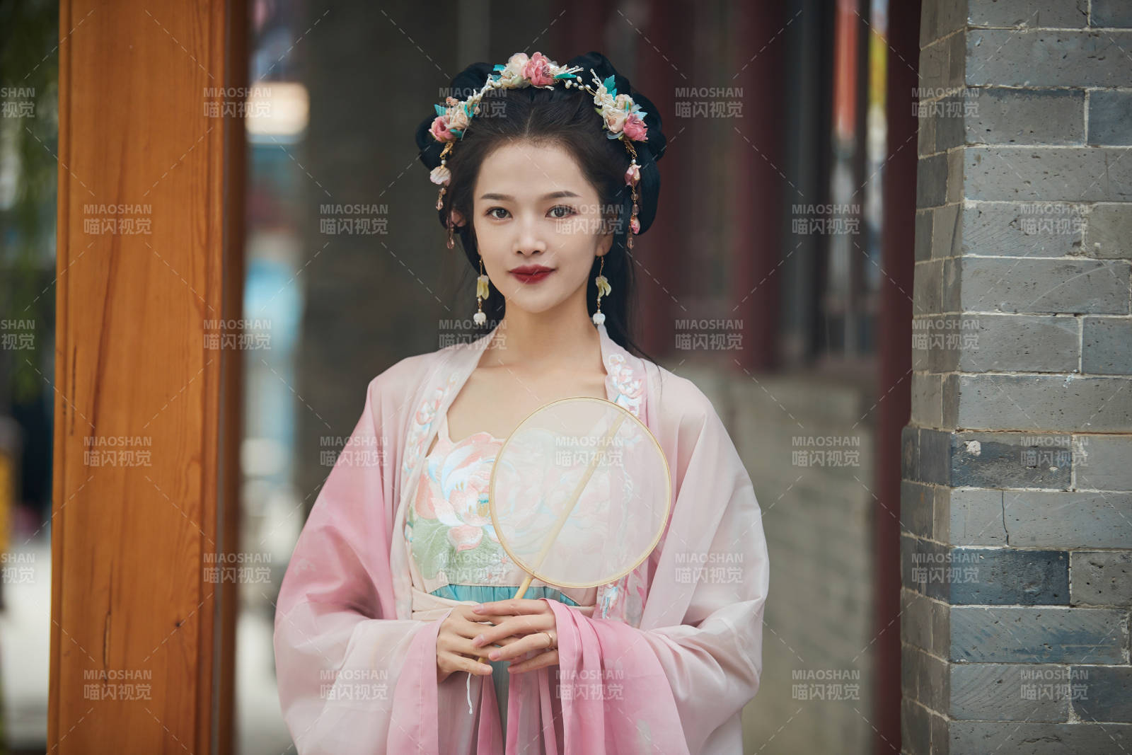 穿着汉服在古城拍照的东方美女图片