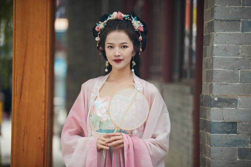 穿着汉服在古城拍照的东方美女图片