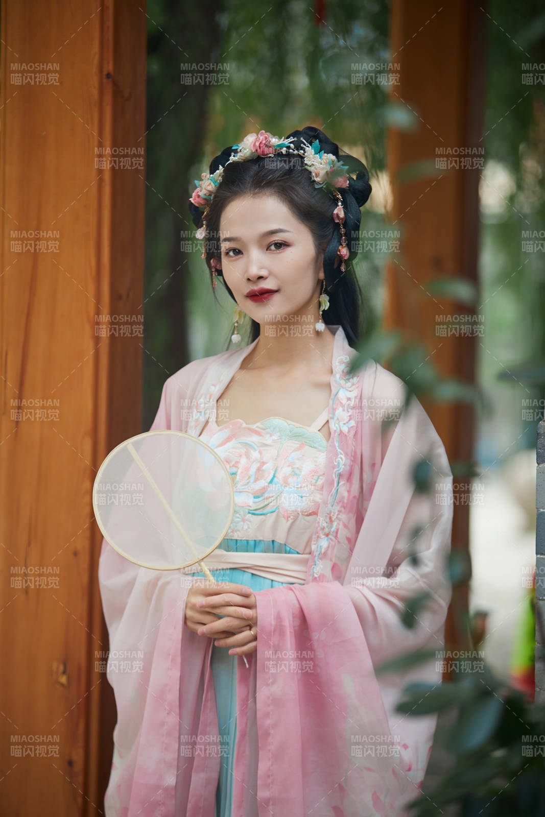 穿着汉服在古城拍照的东方美女图片