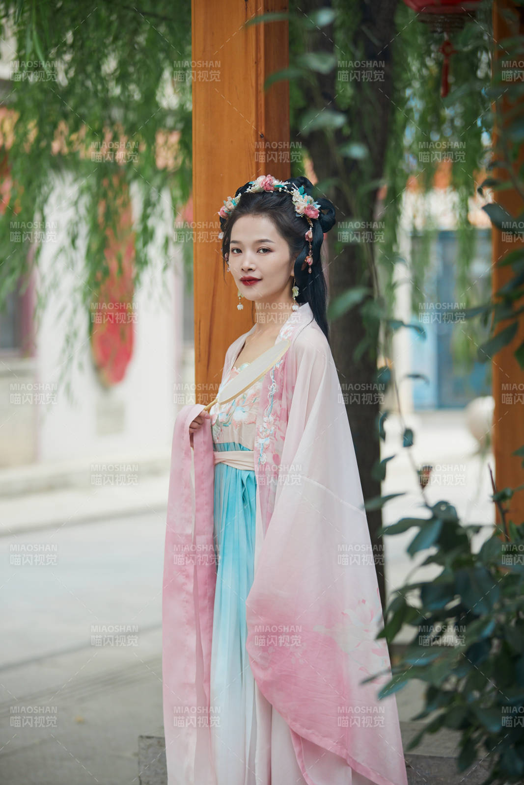 穿着汉服在古城拍照的东方美女图片