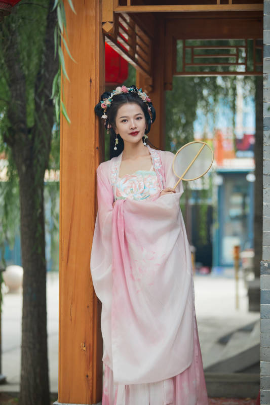 穿着汉服在古城拍照的东方美女图片