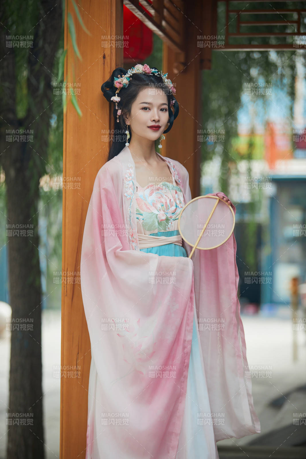 穿着汉服在古城拍照的东方美女图片