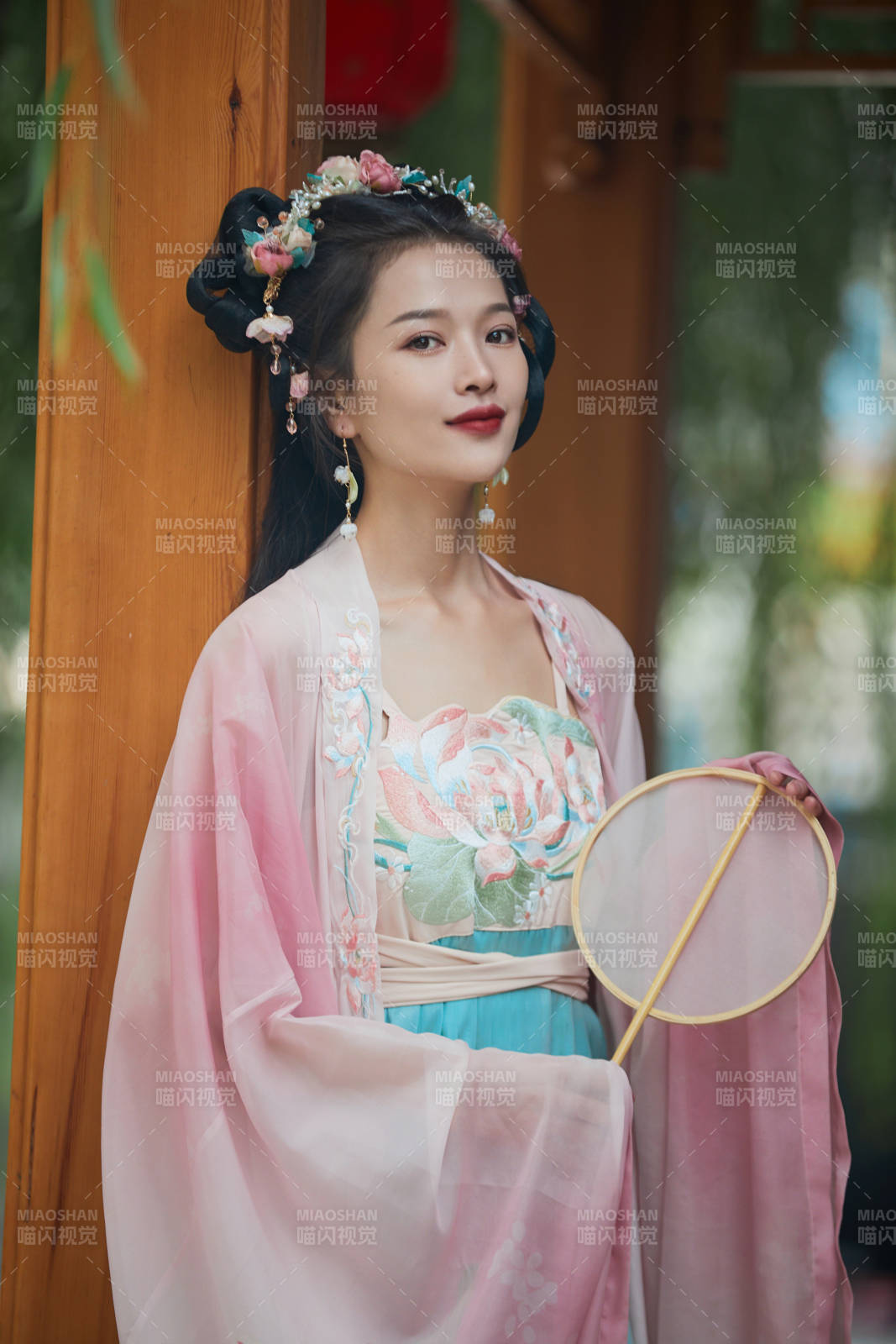 穿着汉服在古城拍照的东方美女图片