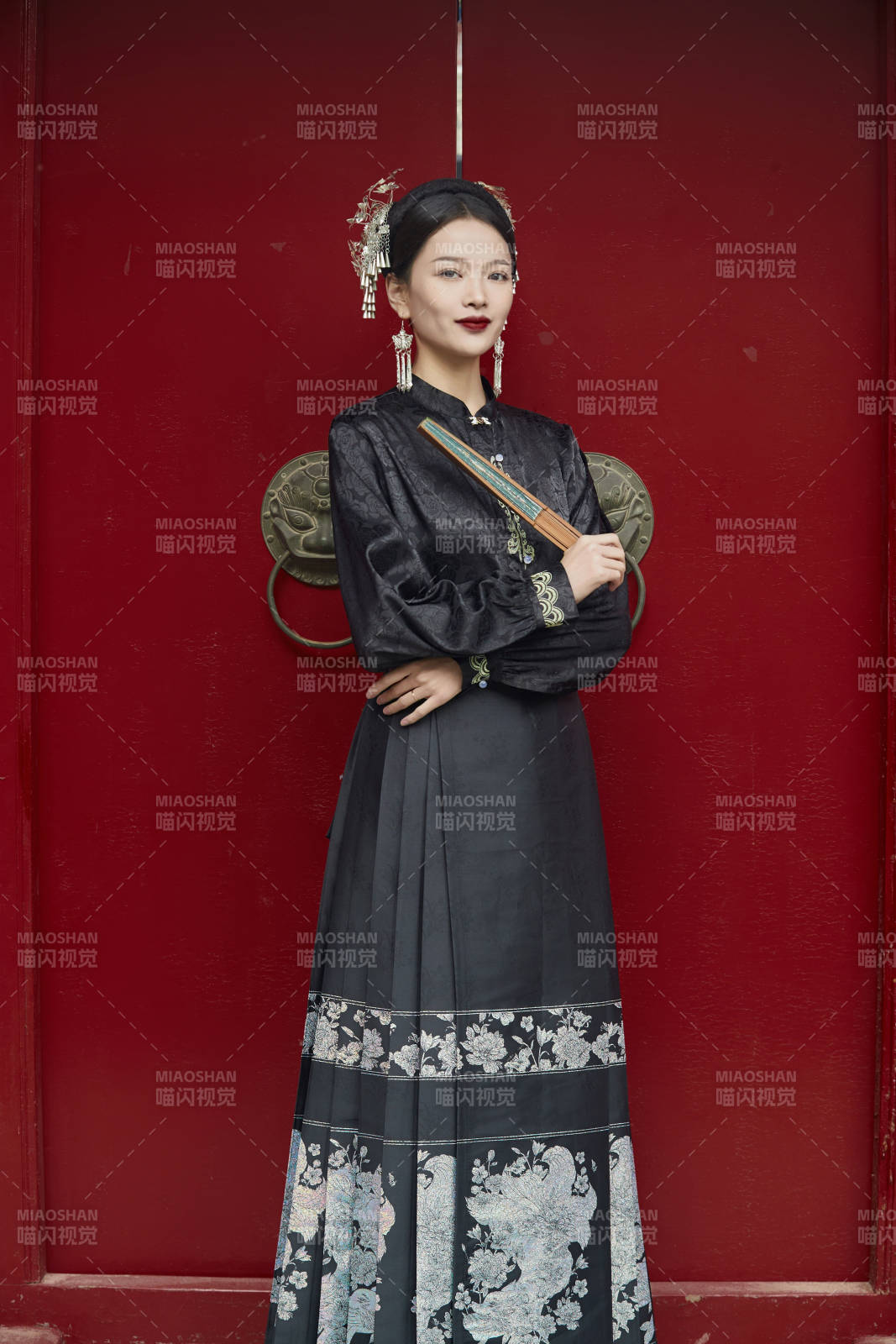 穿着中国汉族服饰马面裙的东方女性图片