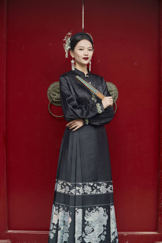 穿着中国汉族服饰马面裙的东方女性图片