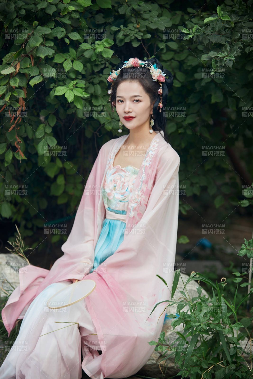 穿着汉服在古城拍照的东方美女图片