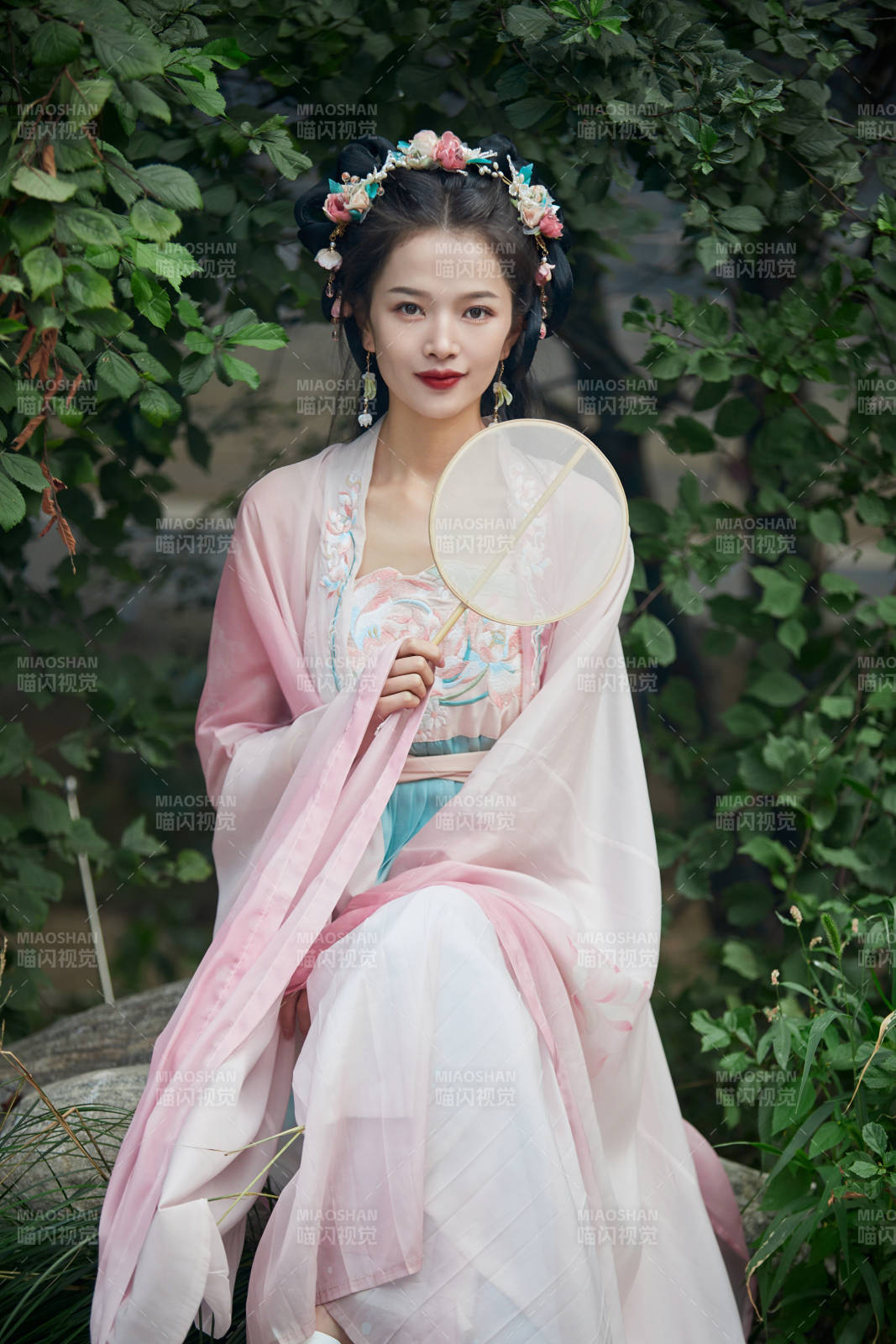 穿着汉服在古城拍照的东方美女图片