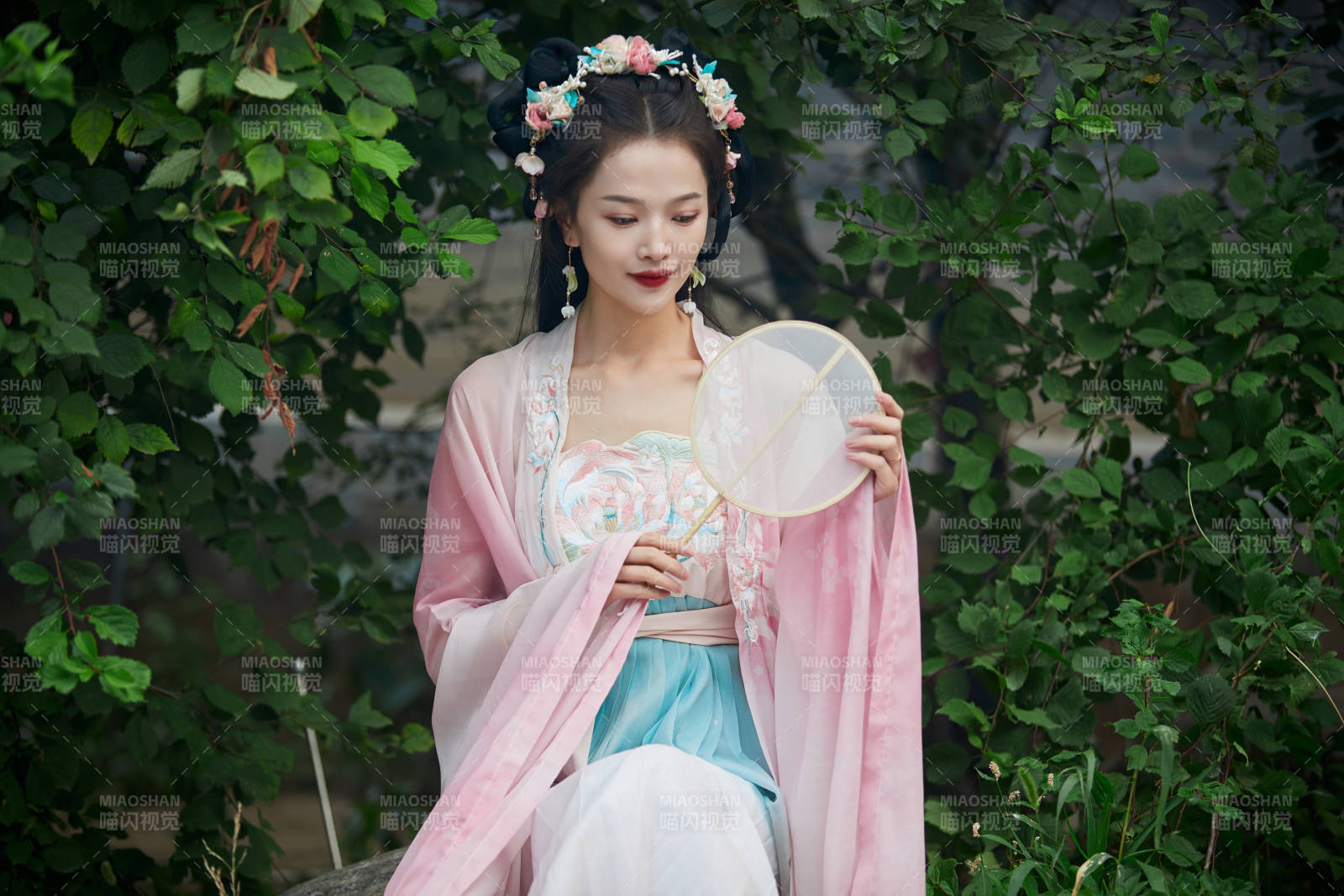 穿着汉服在古城拍照的东方美女图片