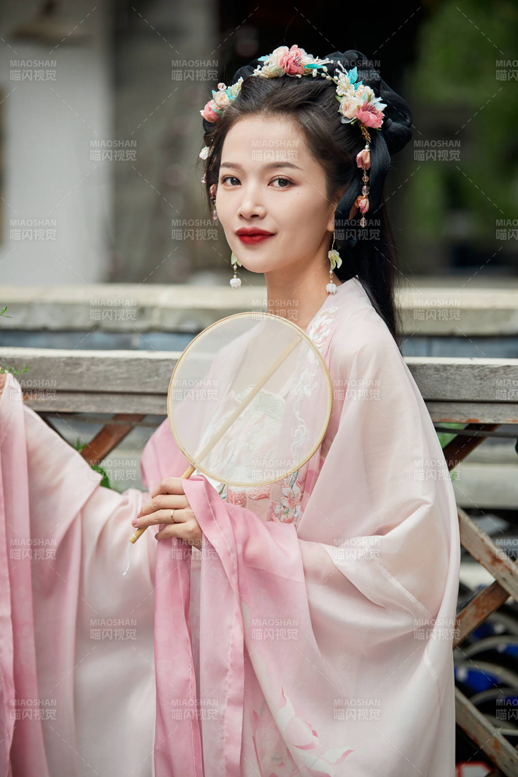 穿着汉服在古城拍照的东方美女图片