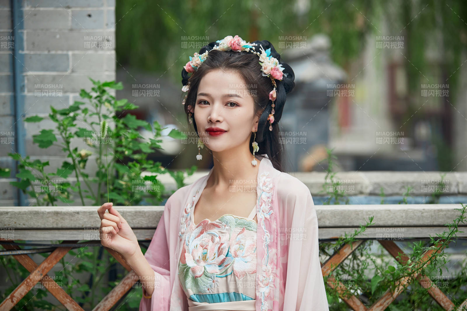 穿着汉服在古城拍照的东方美女图片