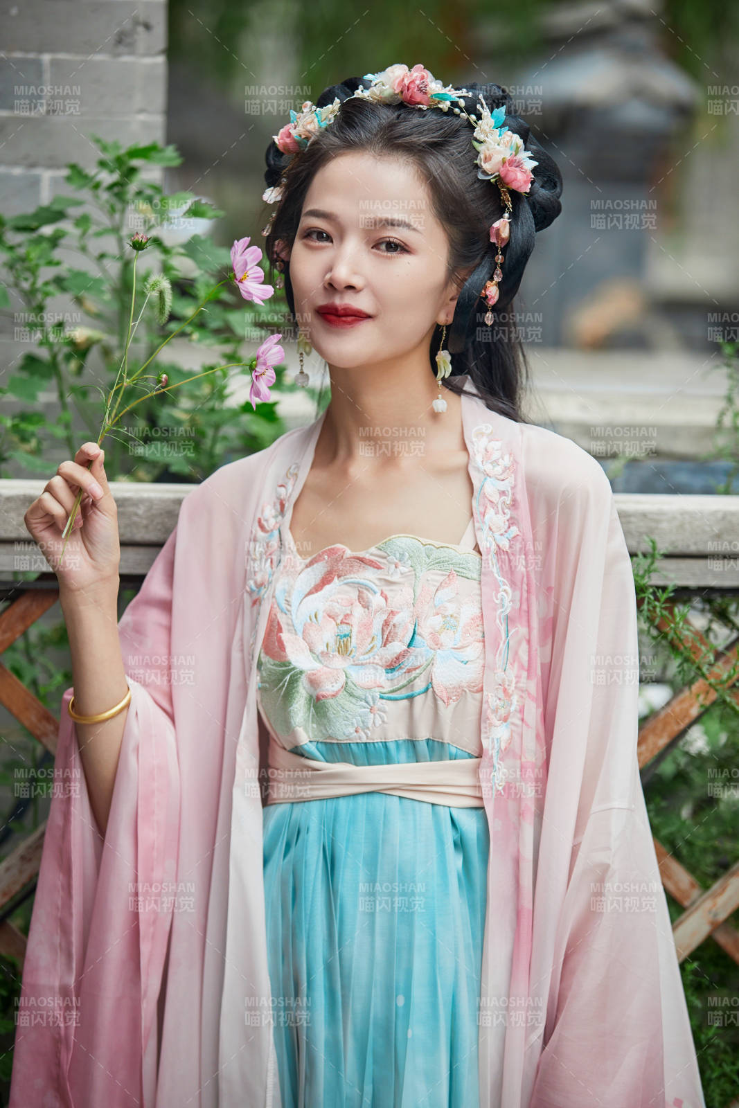 穿着汉服在古城拍照的东方美女图片