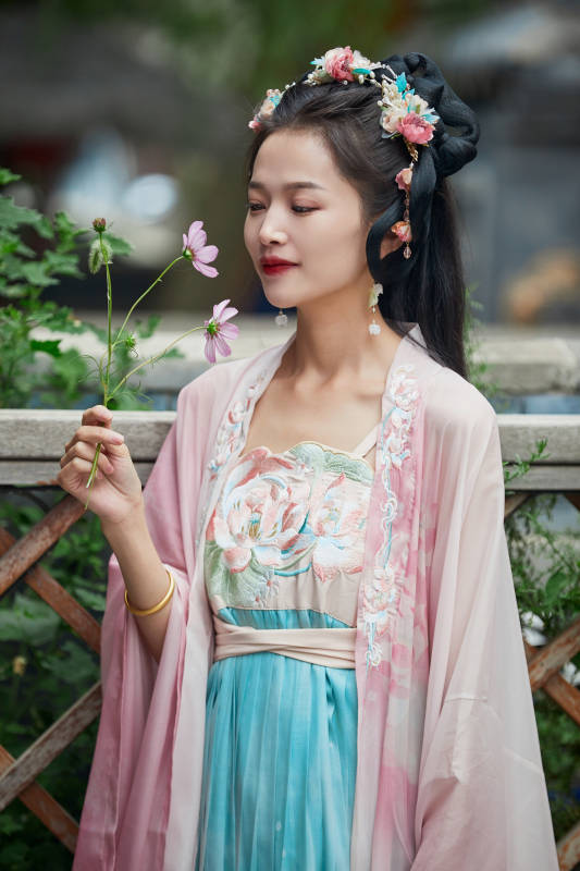 穿着汉服在古城拍照的东方美女图片