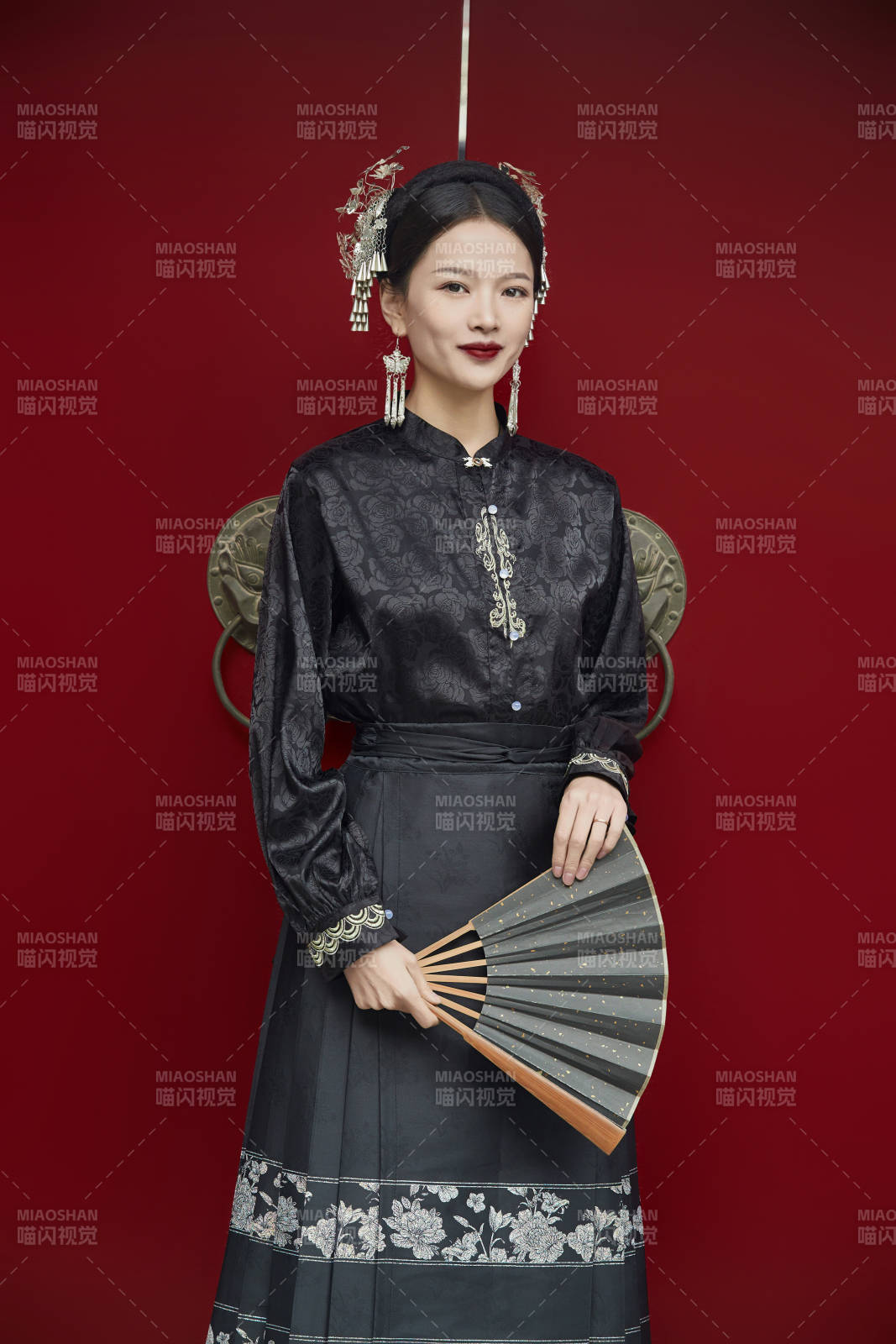 穿着中国汉族服饰马面裙的东方女性图片