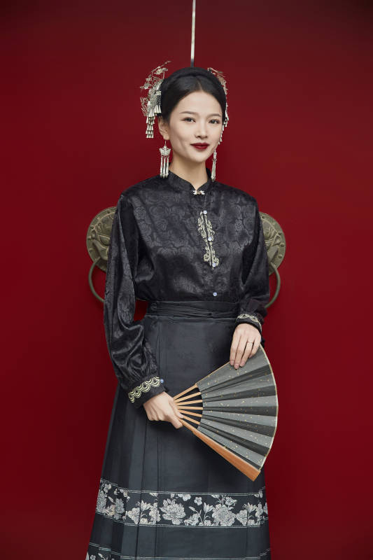 穿着中国汉族服饰马面裙的东方女性图片