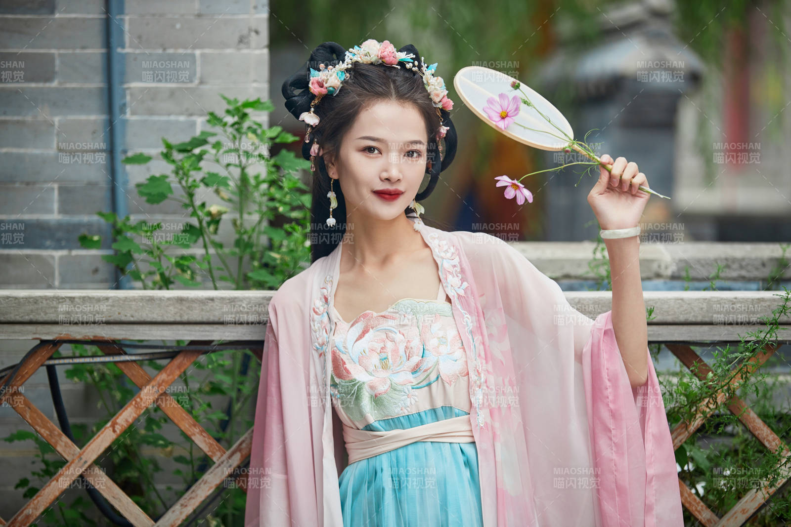 穿着汉服在古城拍照的东方美女图片