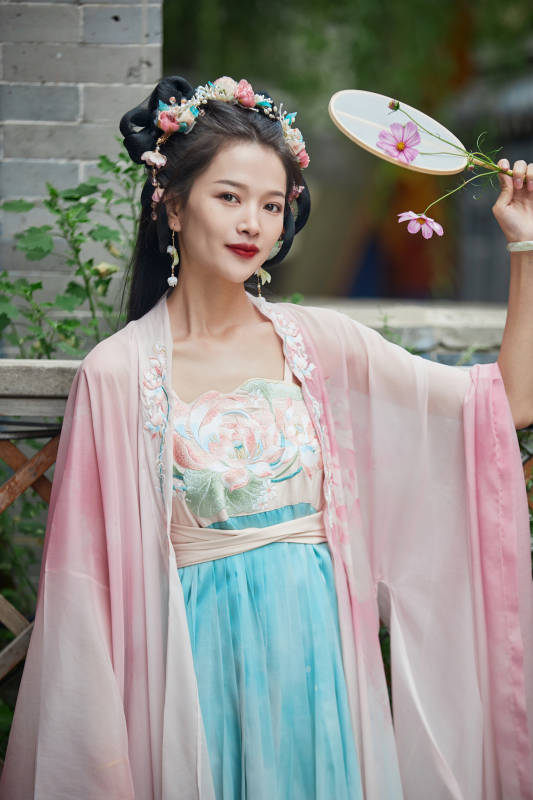 穿着汉服在古城拍照的东方美女图片