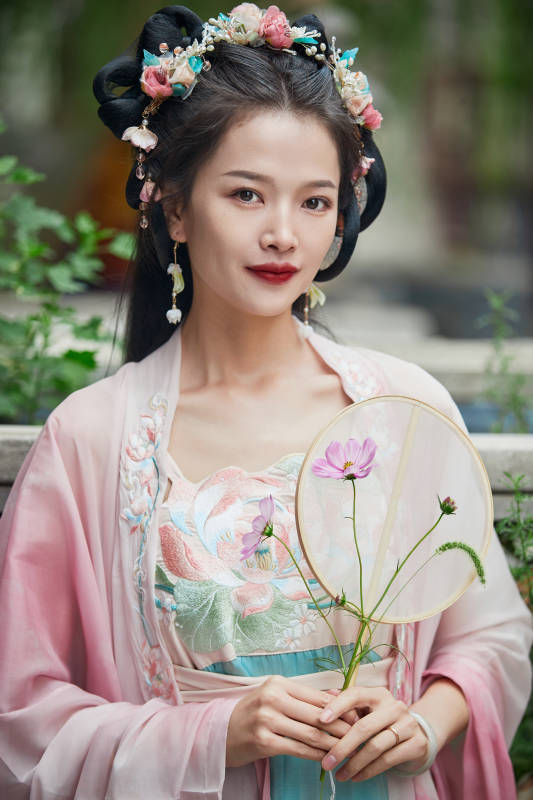 穿着汉服在古城拍照的东方美女图片