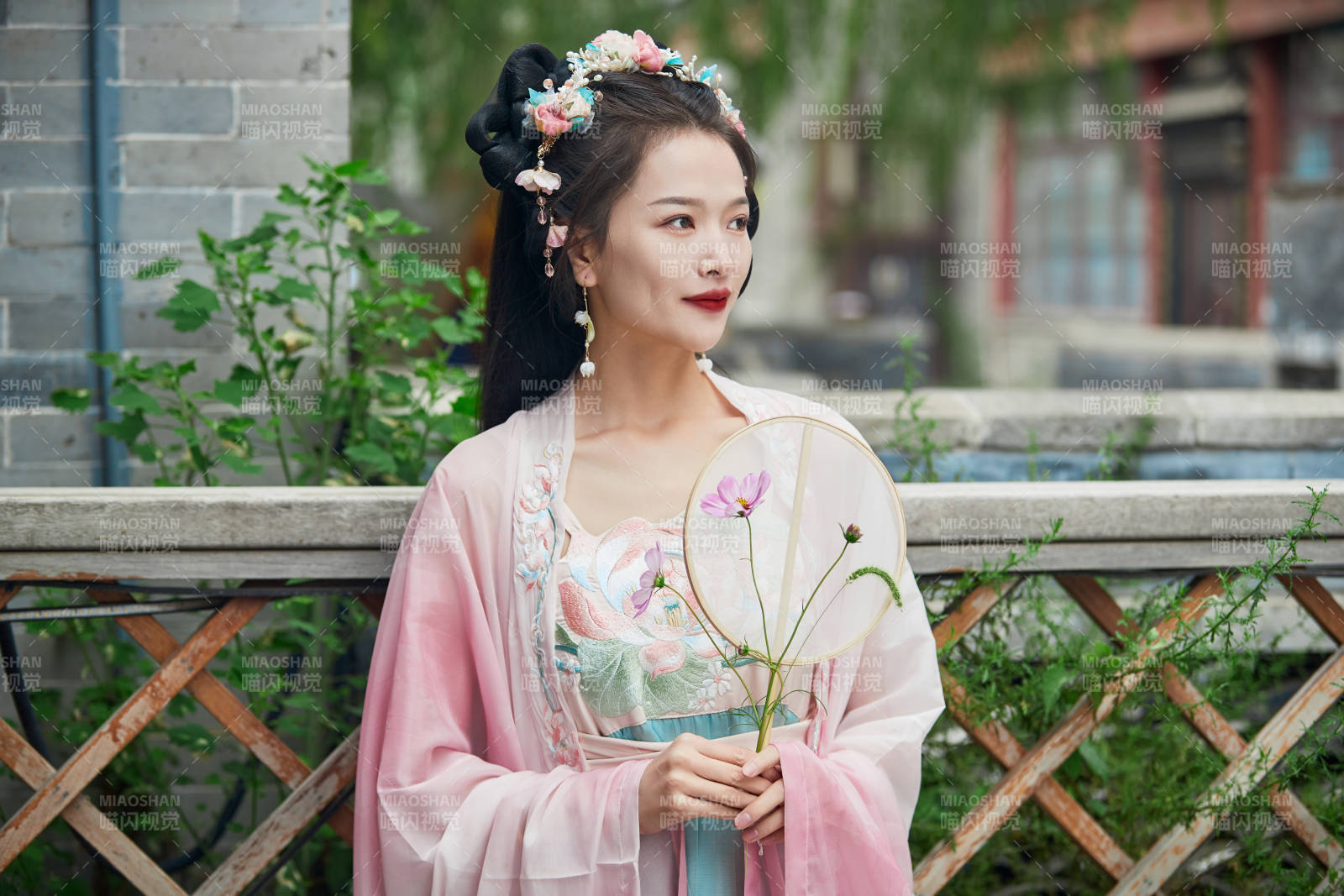 穿着汉服在古城拍照的东方美女图片