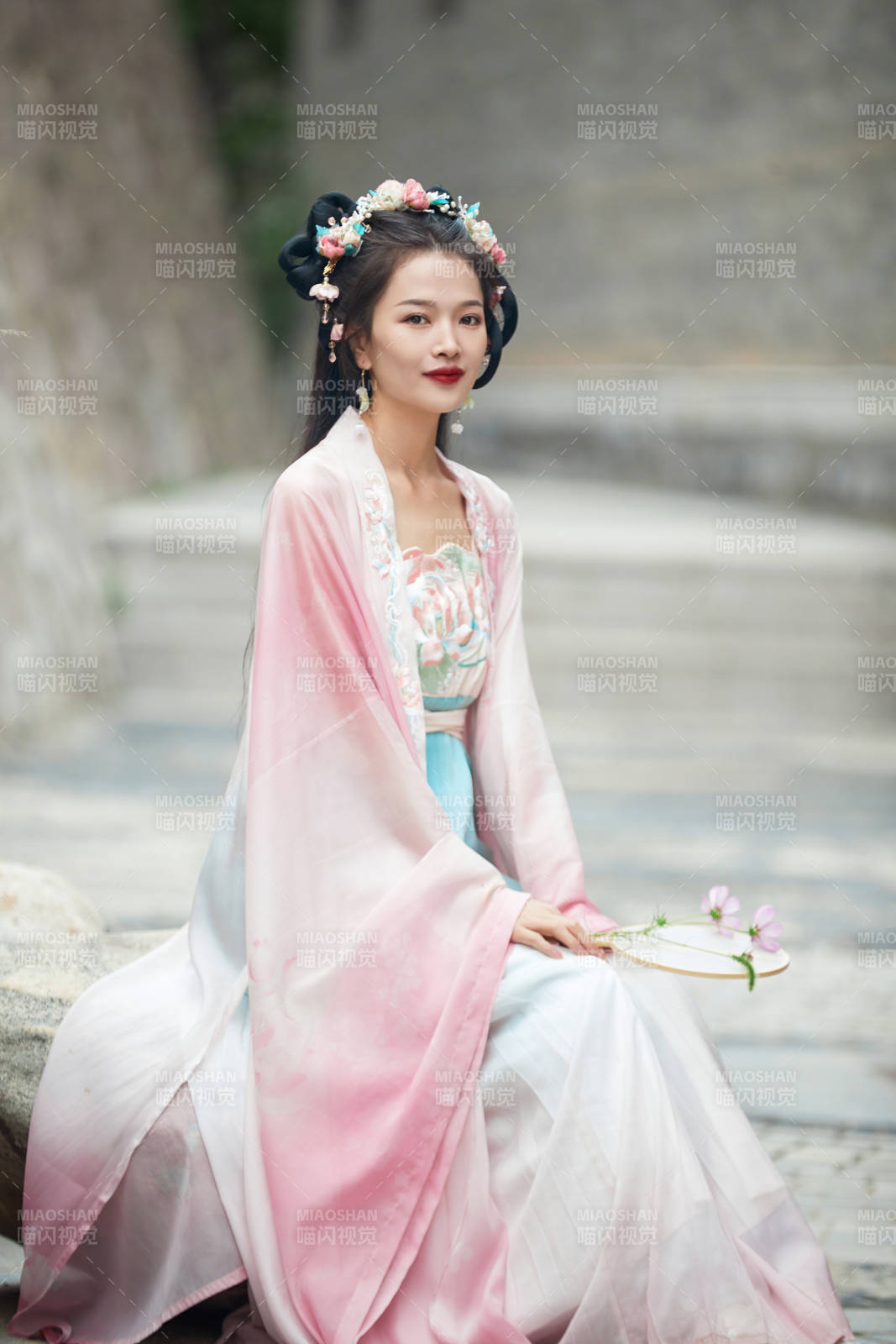 穿着汉服在古城拍照的东方美女图片