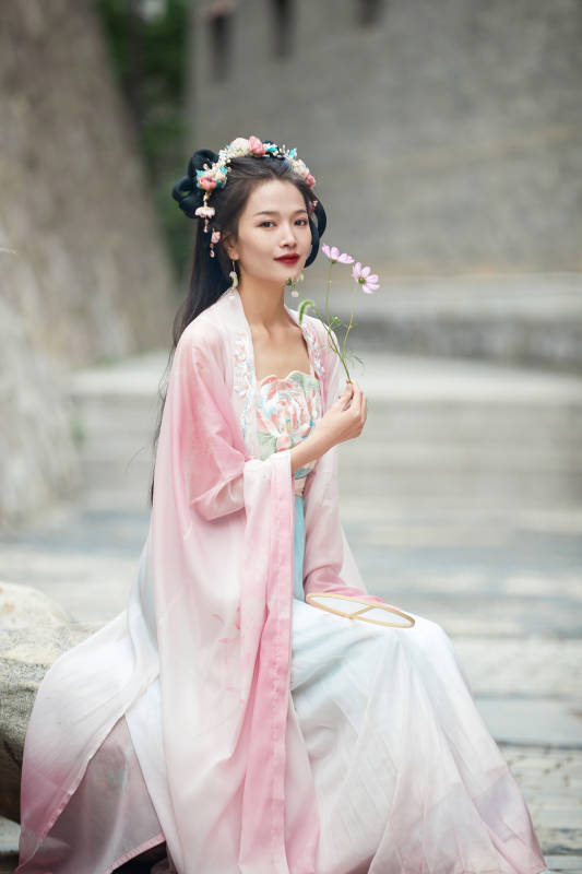 穿着汉服在古城拍照的东方美女图片