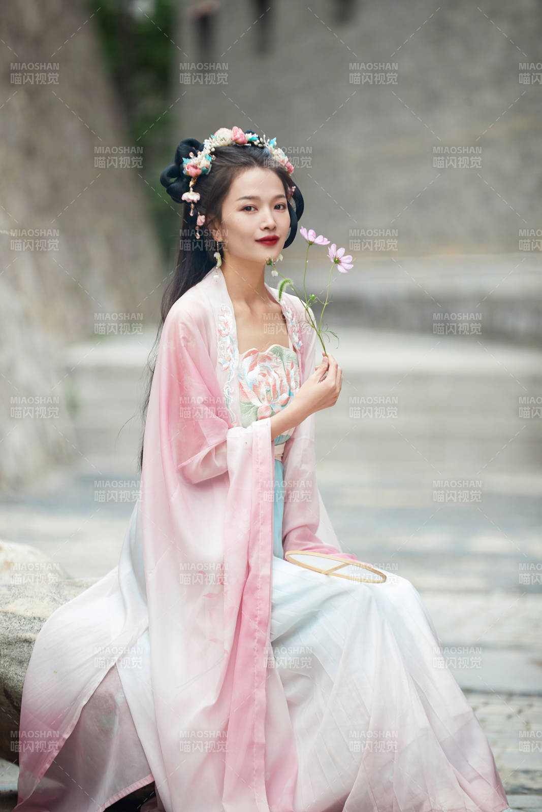 穿着汉服在古城拍照的东方美女图片