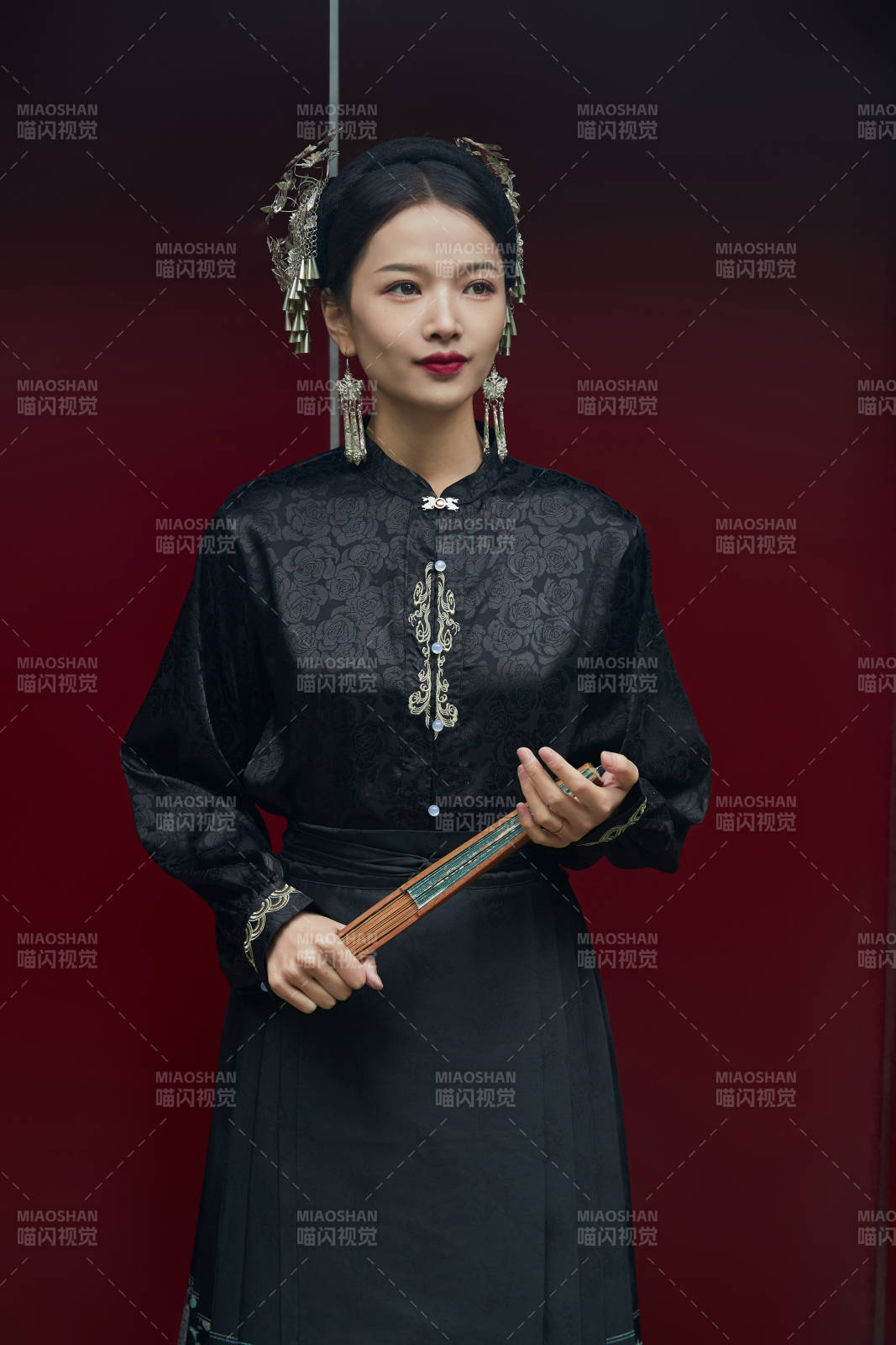 穿着中国汉族服饰马面裙的东方女性图片