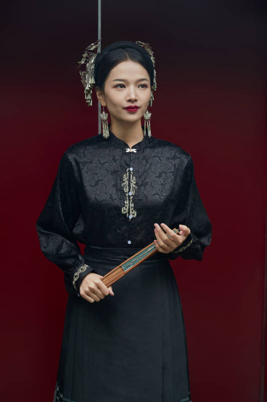 穿着中国汉族服饰马面裙的东方女性图片