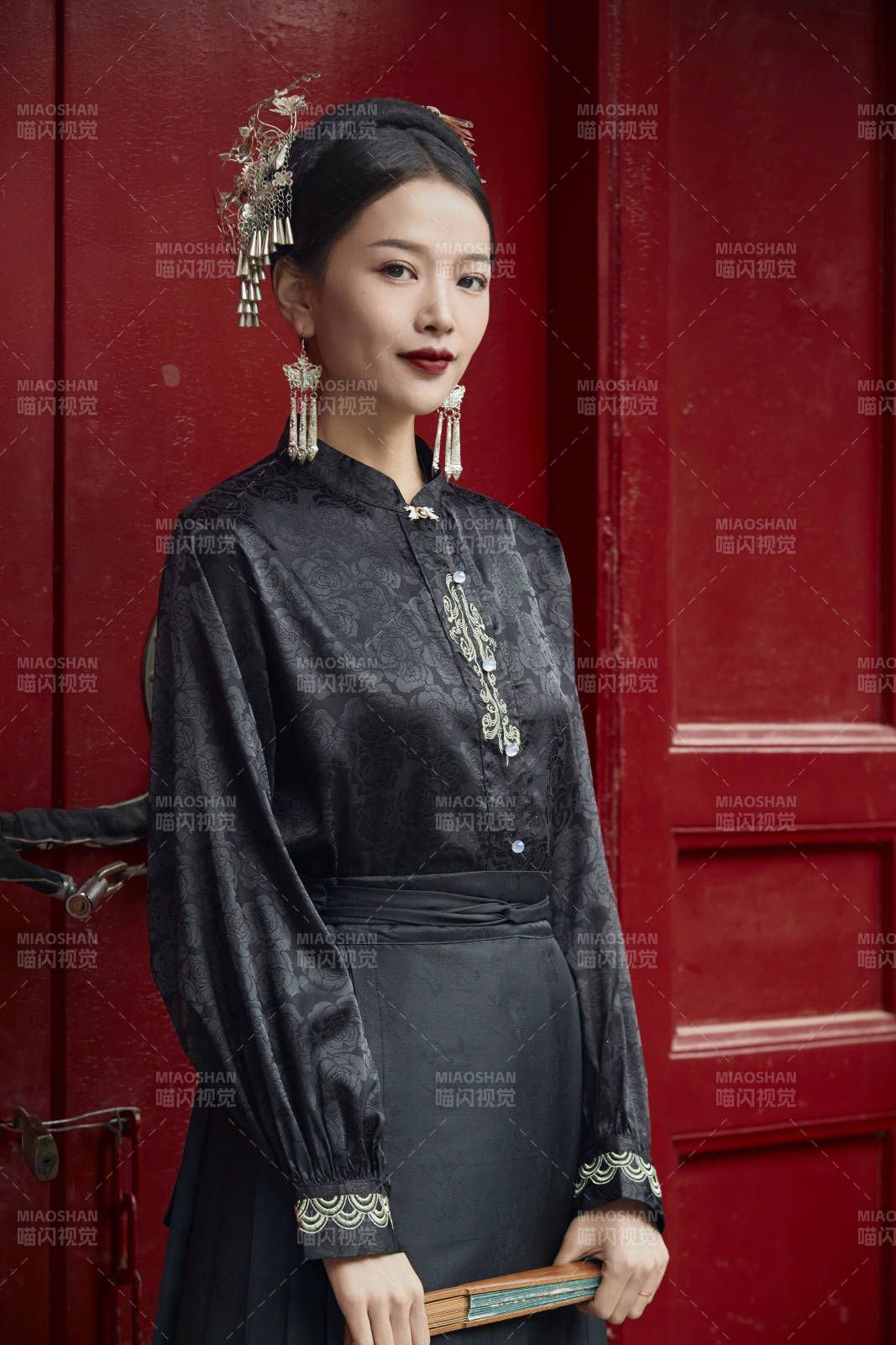 穿着中国汉族服饰马面裙的东方女性图片