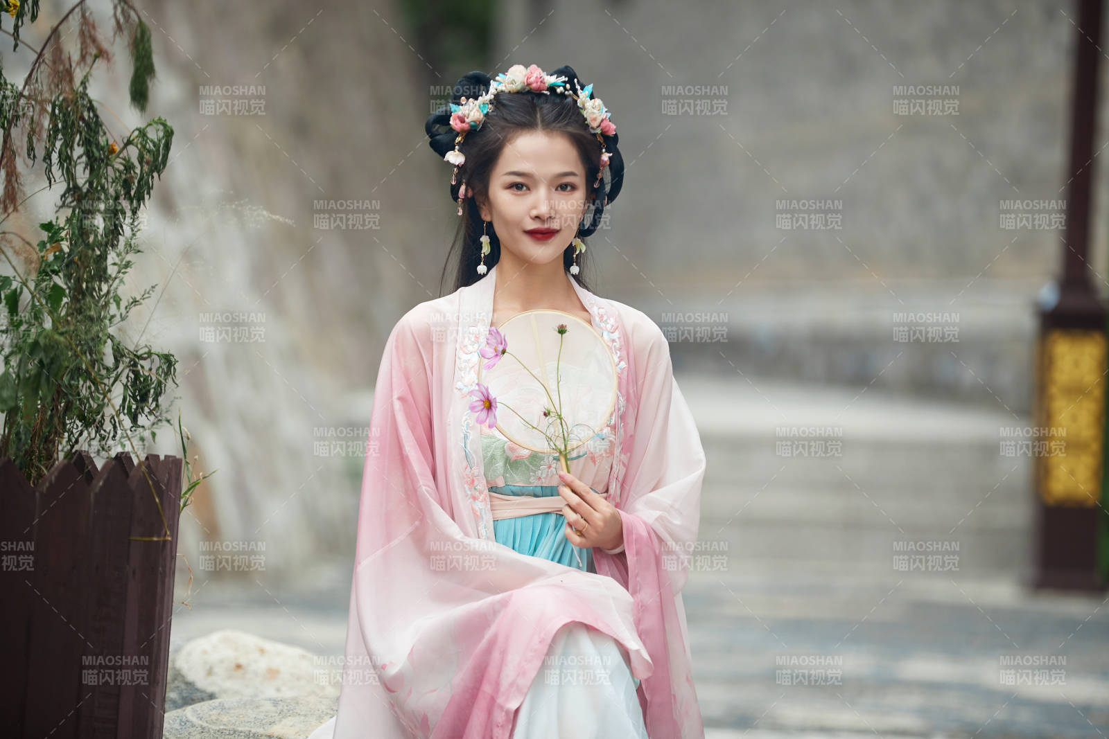 穿着汉服在古城拍照的东方美女图片