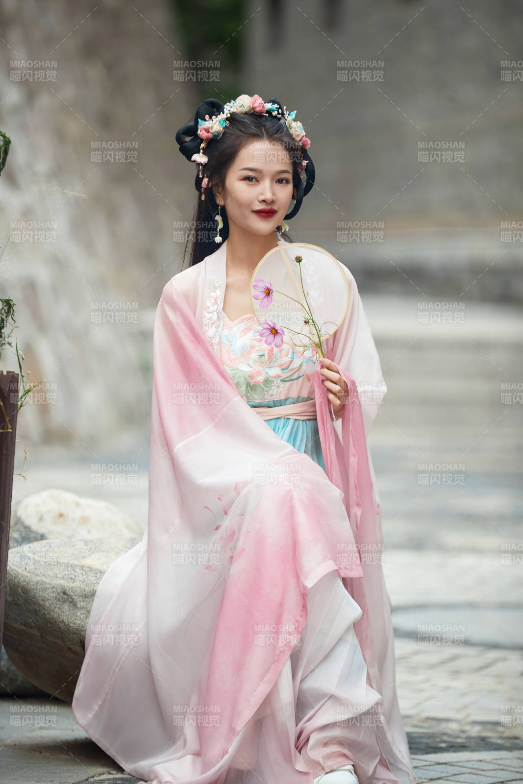 穿着汉服在古城拍照的东方美女图片