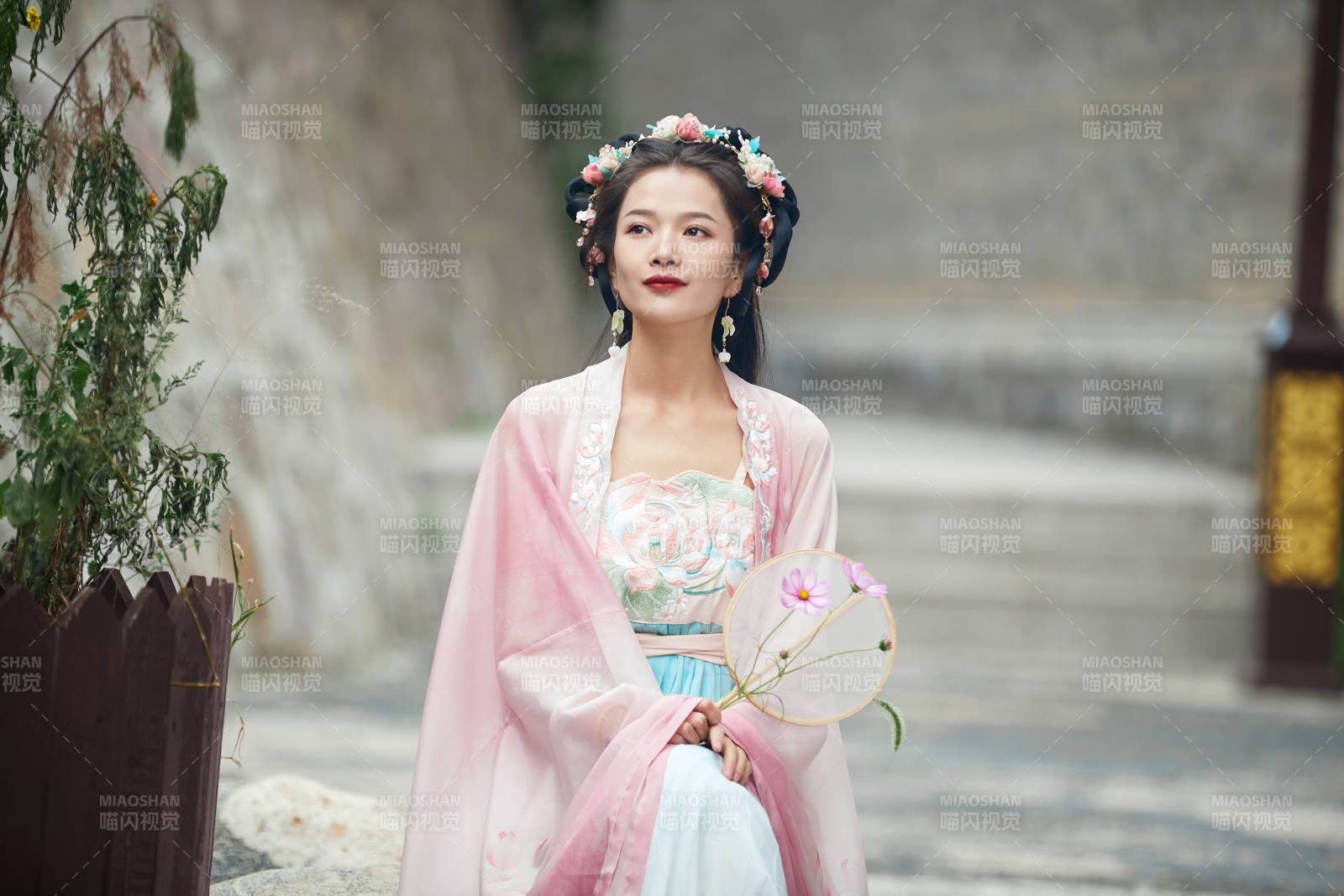 穿着汉服在古城拍照的东方美女图片