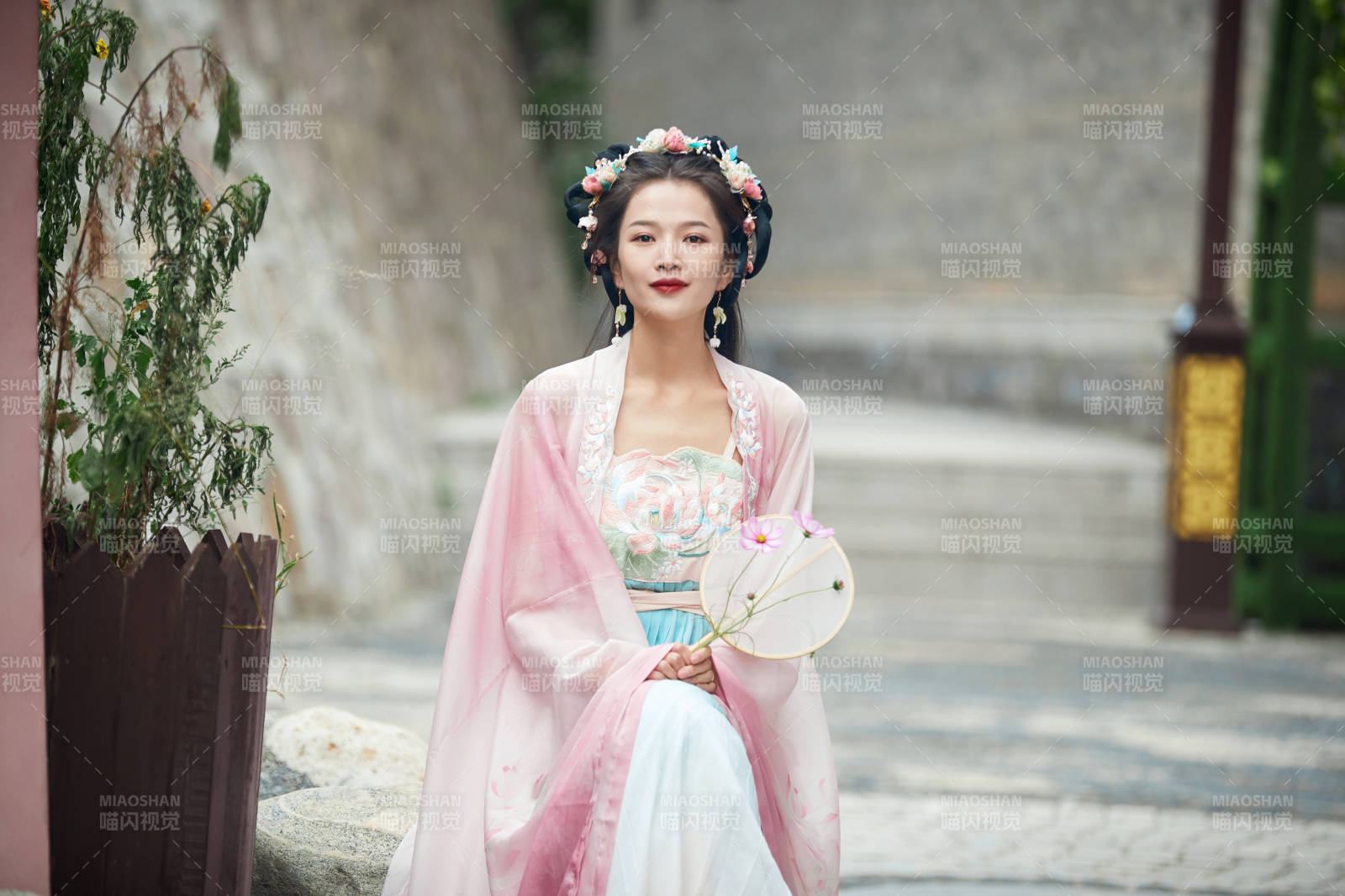 穿着汉服在古城拍照的东方美女图片