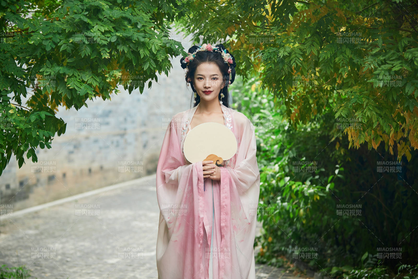 穿着汉服在古城拍照的东方美女图片