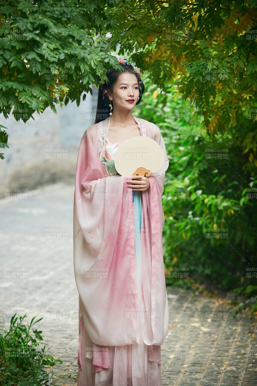 穿着汉服在古城拍照的东方美女图片