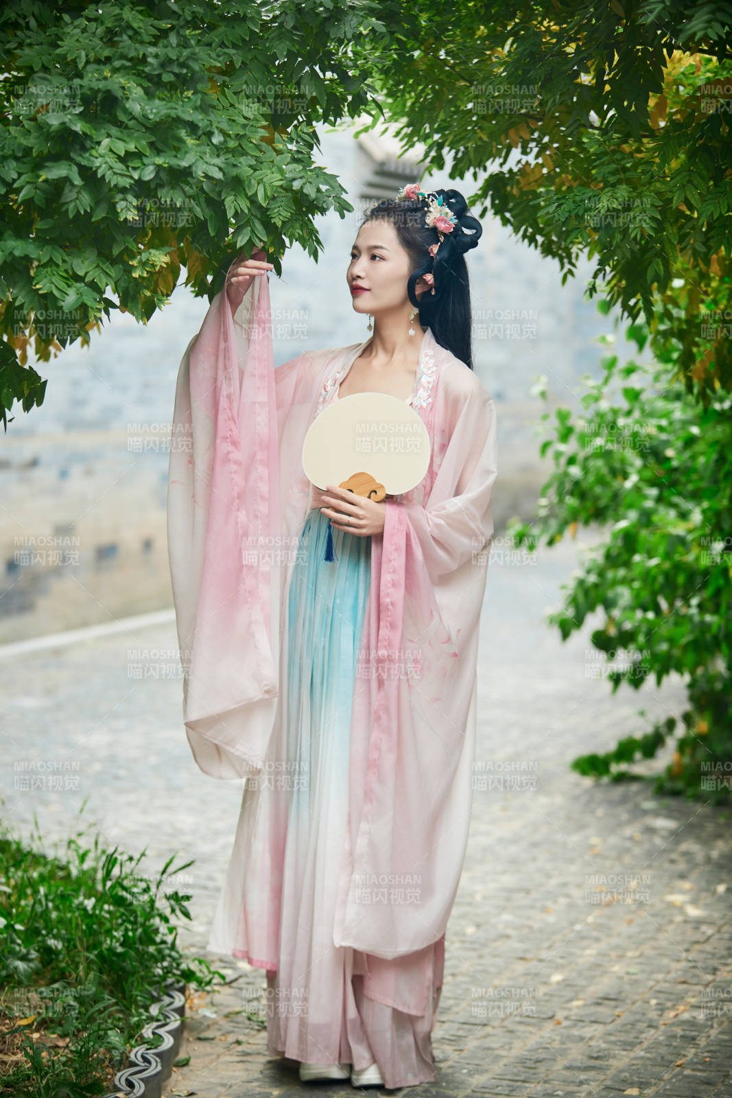 穿着汉服在古城拍照的东方美女图片