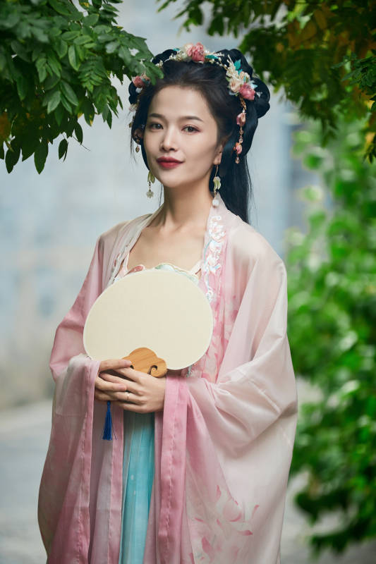 穿着汉服在古城拍照的东方美女图片